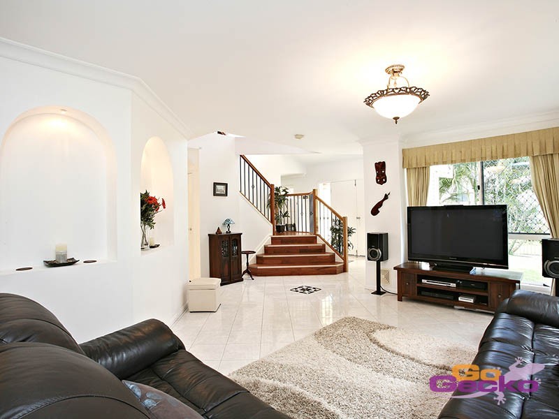 2 Pacific Close, Carindale QLD 4152