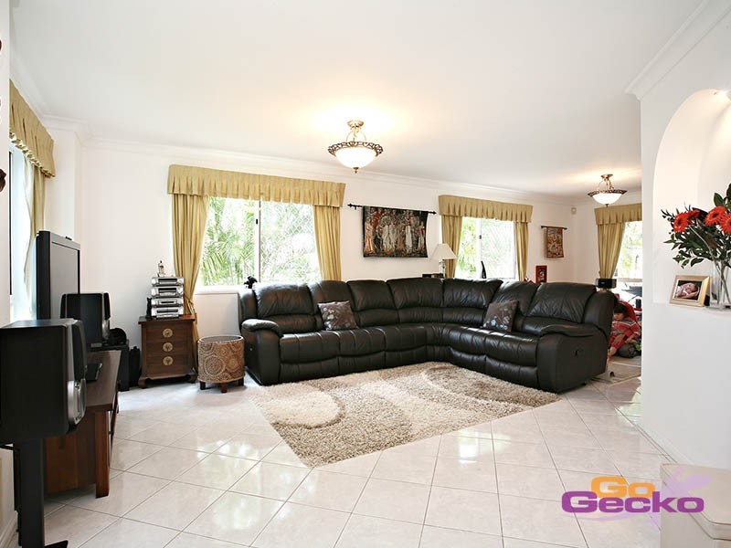 2 Pacific Close, Carindale QLD 4152