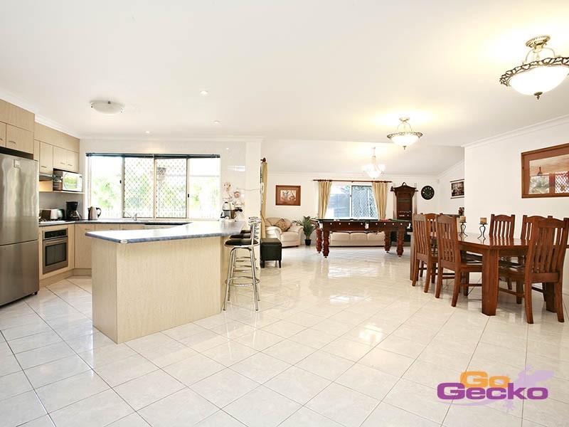 2 Pacific Close, Carindale QLD 4152