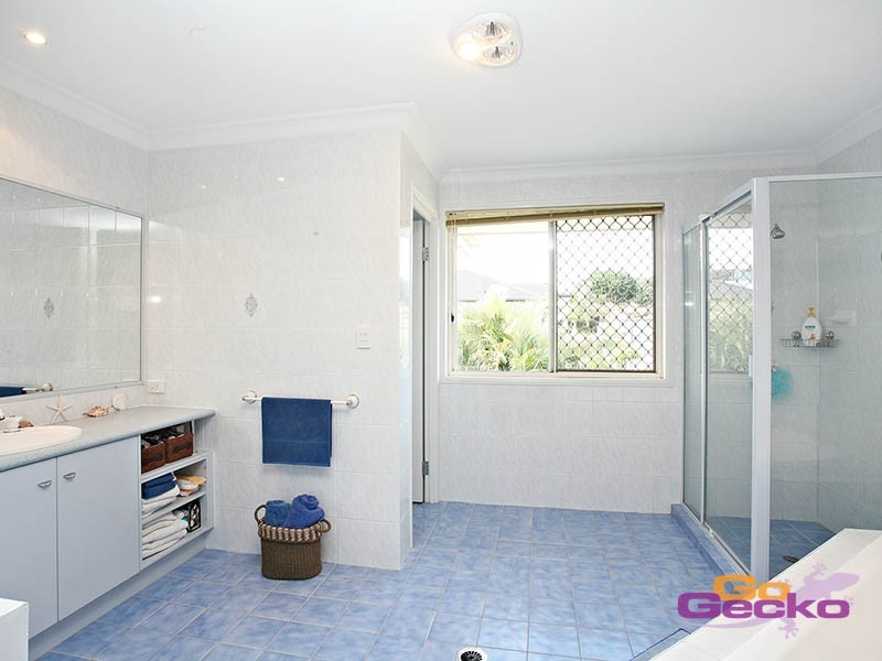2 Pacific Close, Carindale QLD 4152