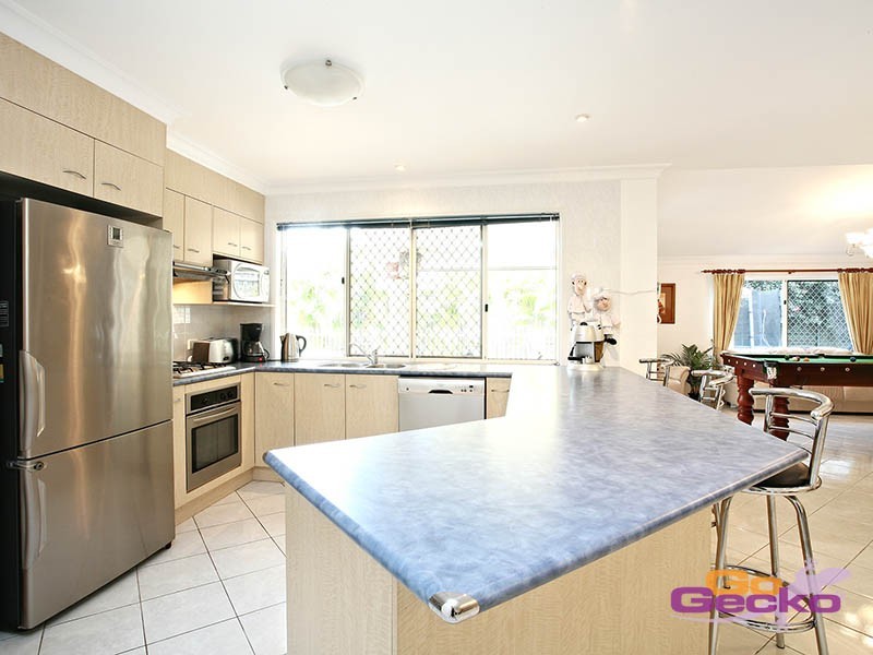 2 Pacific Close, Carindale QLD 4152