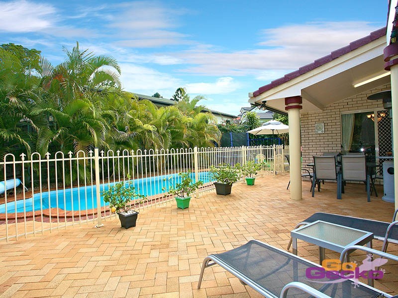 2 Pacific Close, Carindale QLD 4152