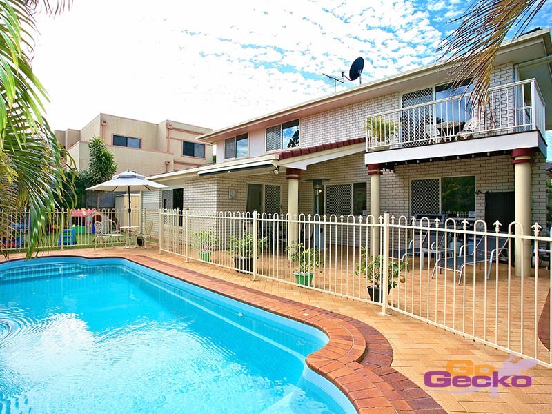 2 Pacific Close, Carindale QLD 4152