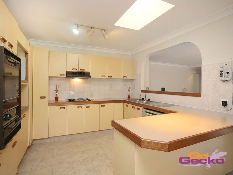 8 Stoddart Court, Carindale QLD 4152