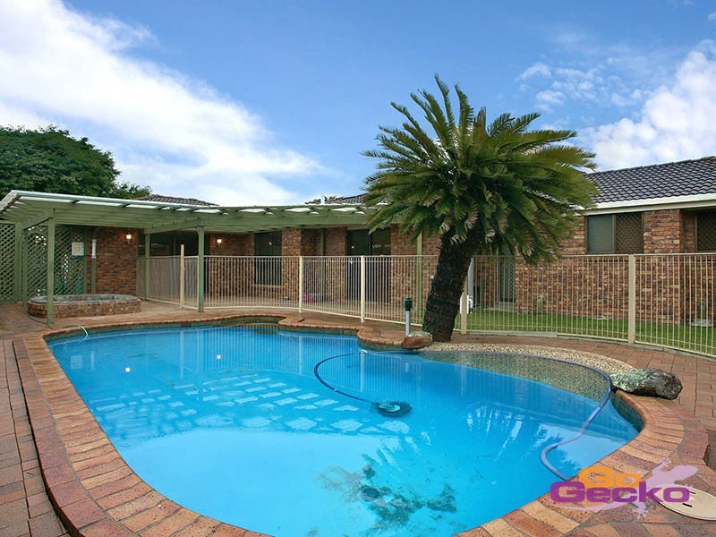 8 Stoddart Court, Carindale QLD 4152