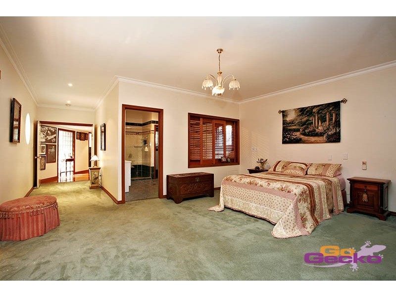 16 Kuhler Court, Carindale QLD 4152