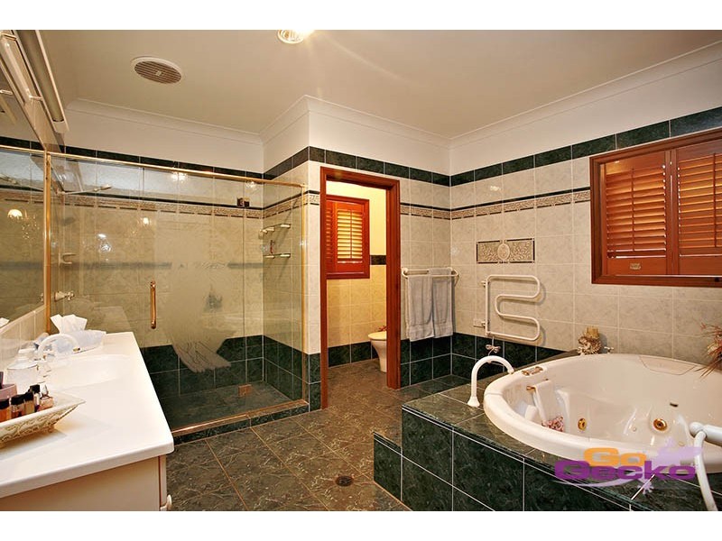 16 Kuhler Court, Carindale QLD 4152