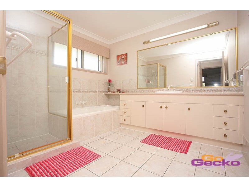 7 Newbury Place, Carindale QLD 4152