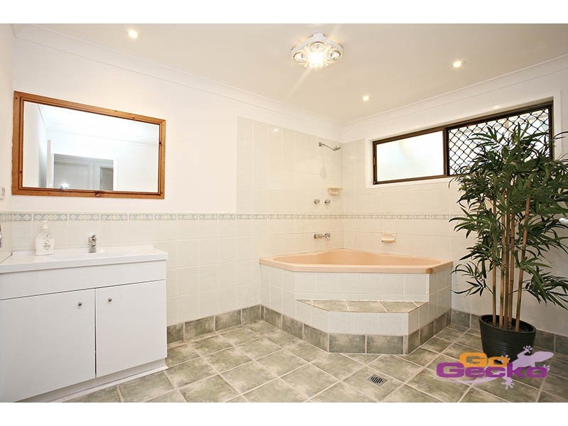 18 Majura Street, Belmont QLD 4153