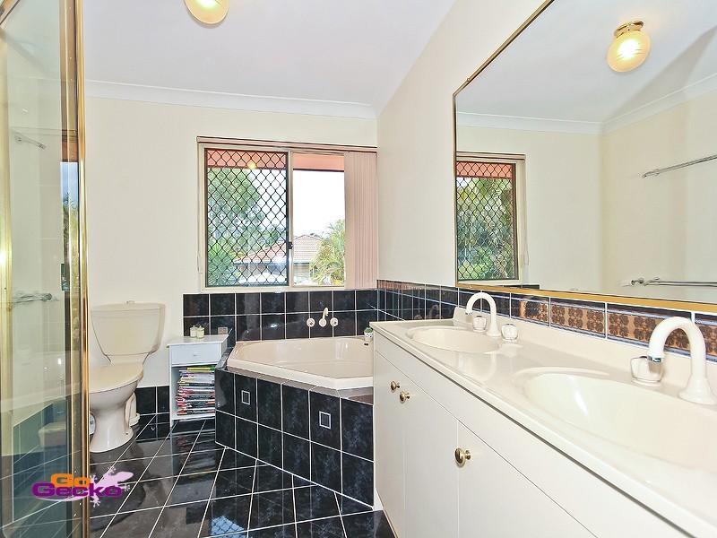 27 Piccadilly Place, Carindale QLD 4152