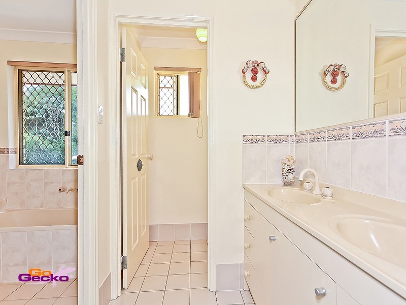 27 Piccadilly Place, Carindale QLD 4152