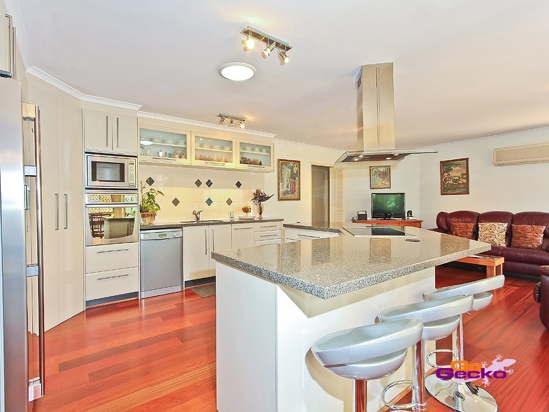 63 Coventry Circuit, Carindale QLD 4152