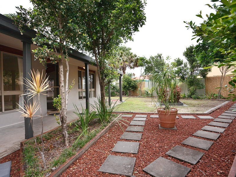 1 & 2/5 Bareena Place, Warana QLD 4575