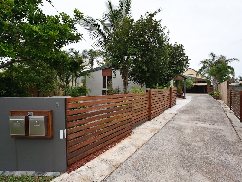 1 & 2/5 Bareena Place, Warana QLD 4575