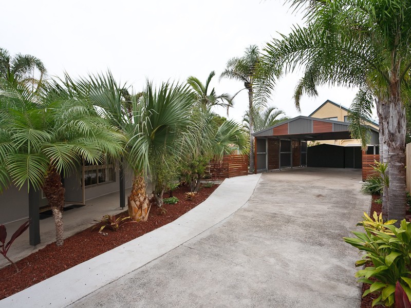 1 & 2/5 Bareena Place, Warana QLD 4575