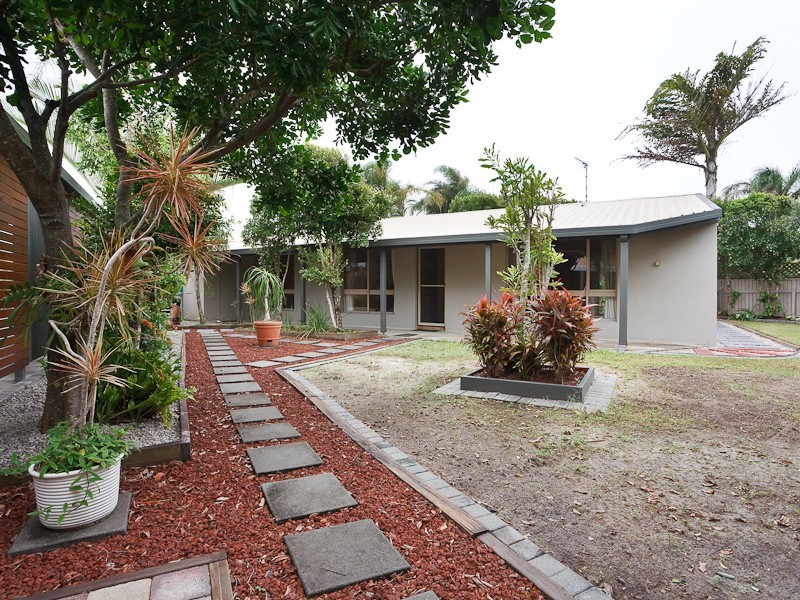 1 & 2/5 Bareena Place, Warana QLD 4575