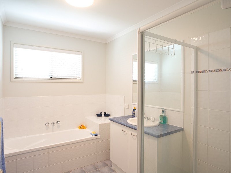 16 Eastern Rise, Little Mountain QLD 4551