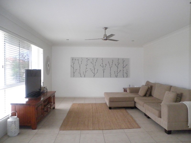 8 Peony Circuit, Little Mountain QLD 4551