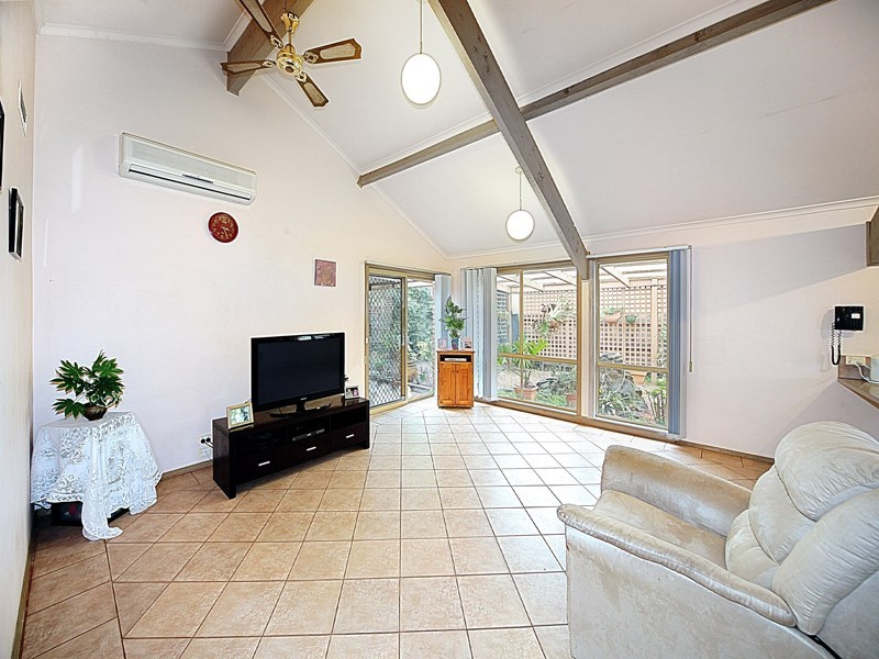 13 Gryphon Walk, St Albans VIC 3021