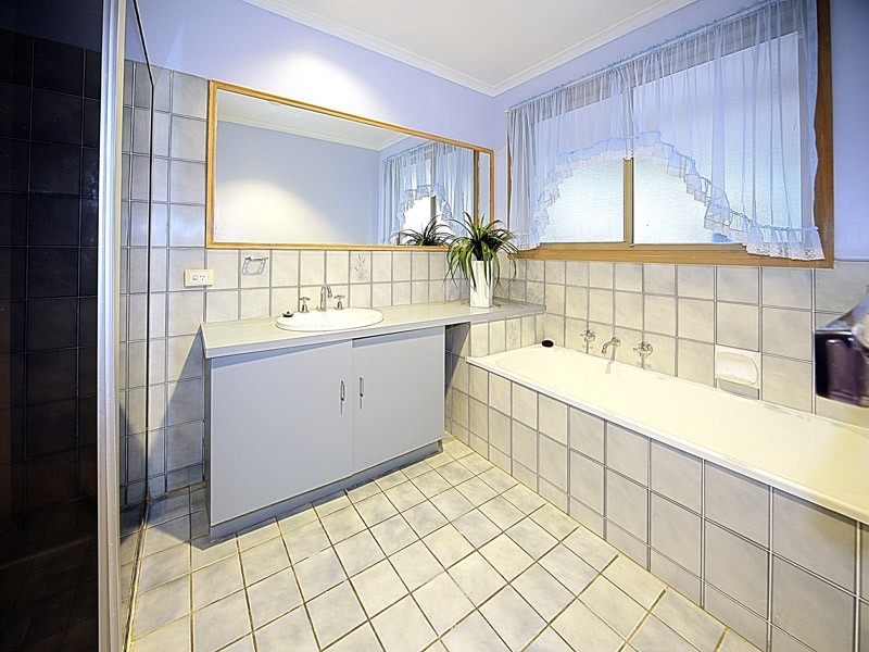 13 Gryphon Walk, St Albans VIC 3021