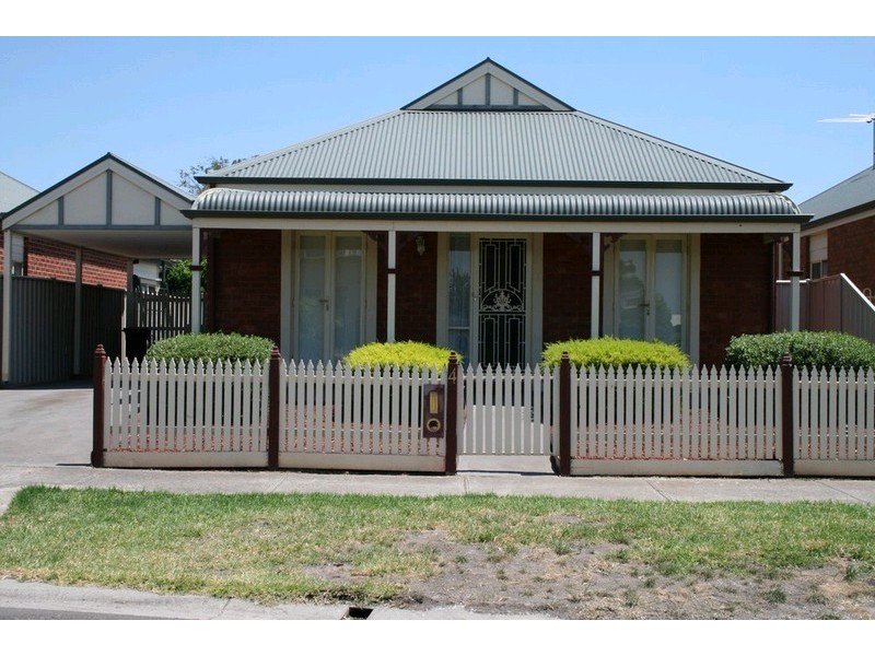 4 Yendon Close, Caroline Springs VIC 3023