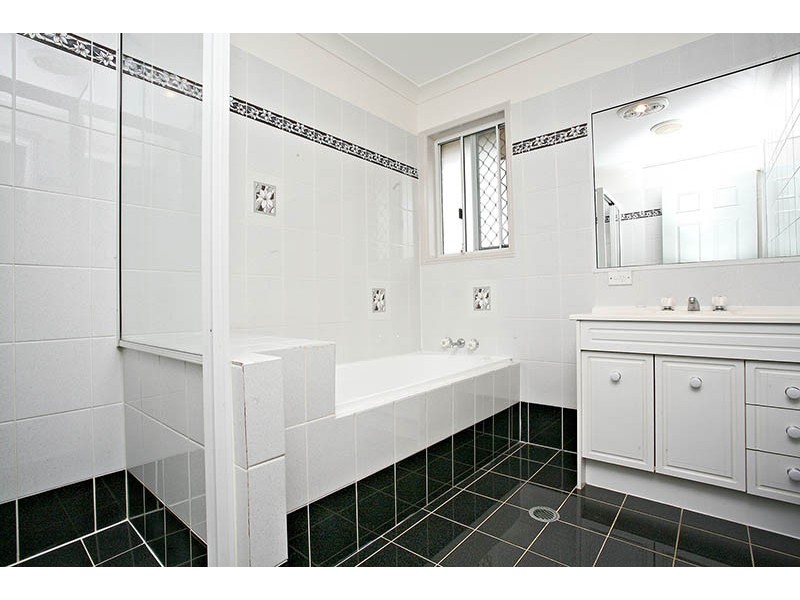 32 Falvey Crescent, Goodna QLD 4300