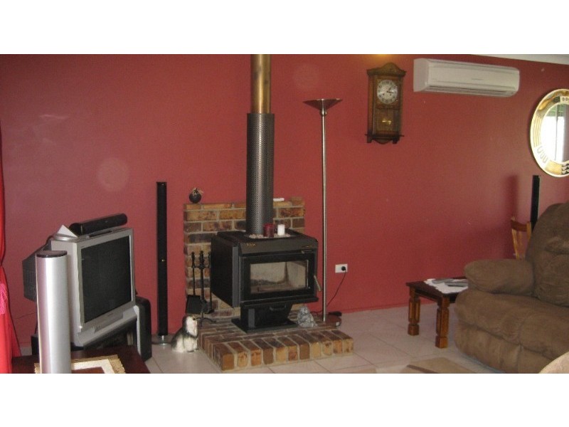 8 Barret Street, Flinders View QLD 4305