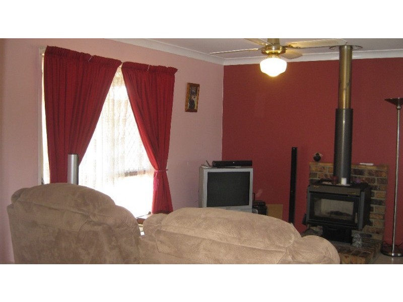 8 Barret Street, Flinders View QLD 4305