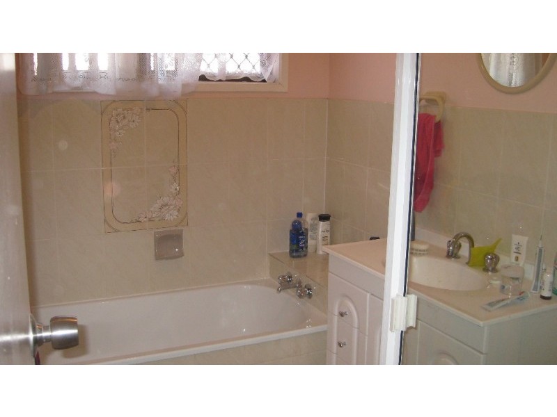 8 Barret Street, Flinders View QLD 4305