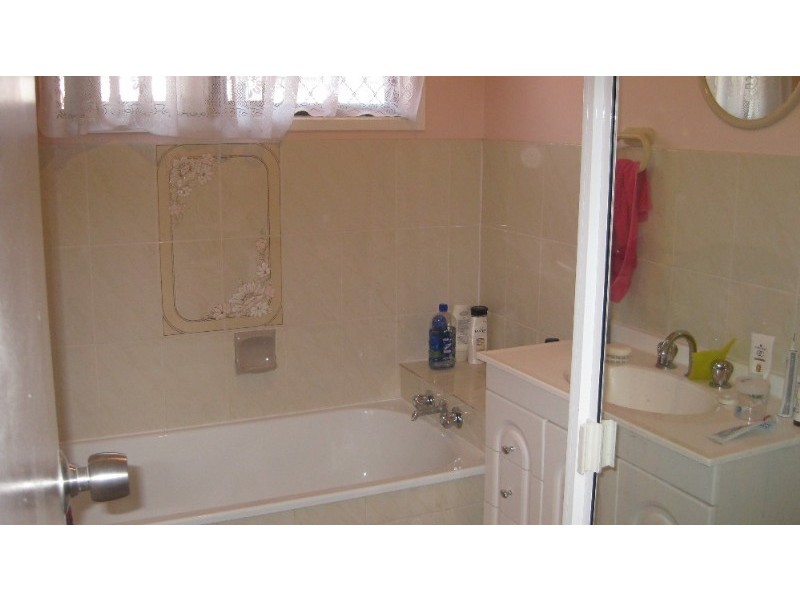 8 Barret Street, Flinders View QLD 4305