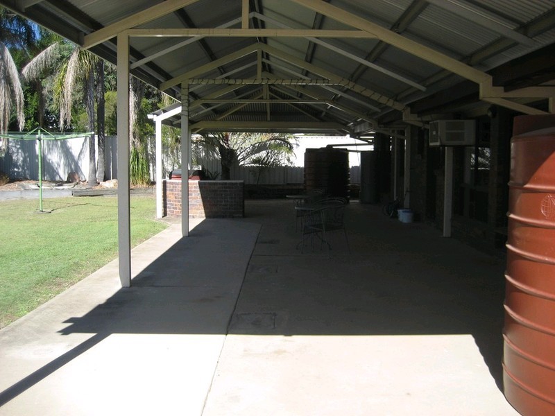 8 Pitcairn Street, Raceview QLD 4305