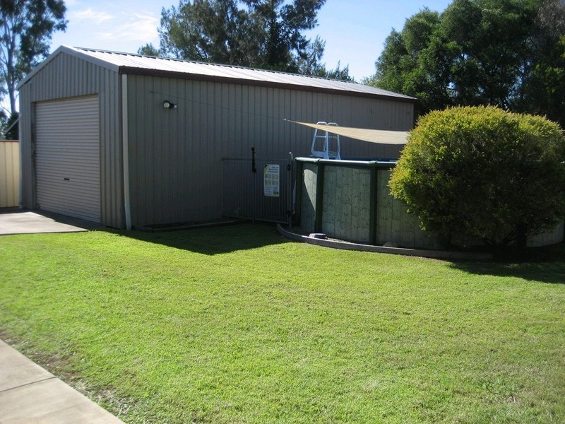 8 Pitcairn Street, Raceview QLD 4305