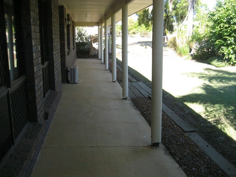 8 Pitcairn Street, Raceview QLD 4305