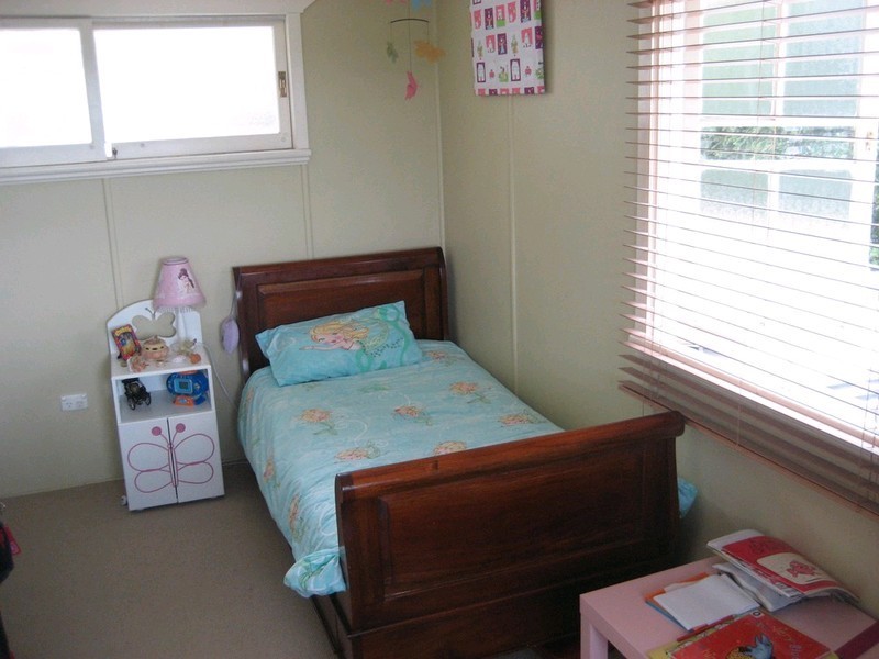 8 Lloyd George Street, Eastern Heights QLD 4305