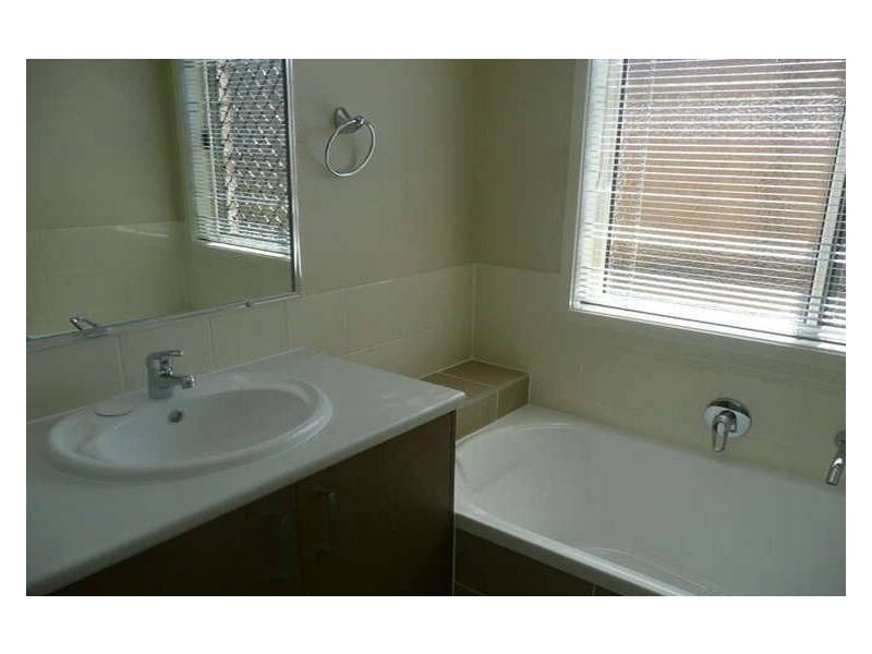 1 Jonathon Court, Flinders View QLD 4305