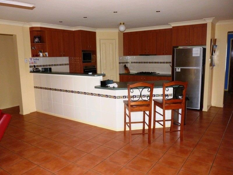 16 Chestnut Drive, Flinders View QLD 4305