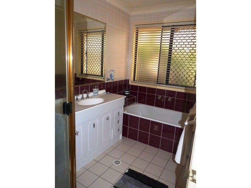 16 Chestnut Drive, Flinders View QLD 4305