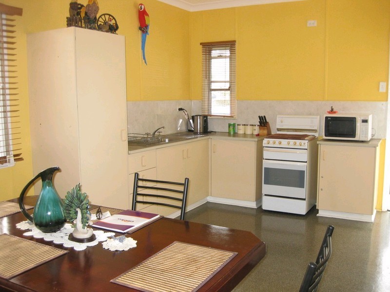 8 Mcnamara Street, Leichhardt QLD 4305