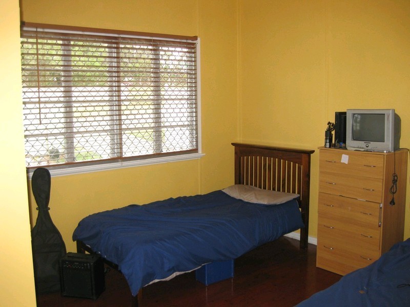 8 Mcnamara Street, Leichhardt QLD 4305