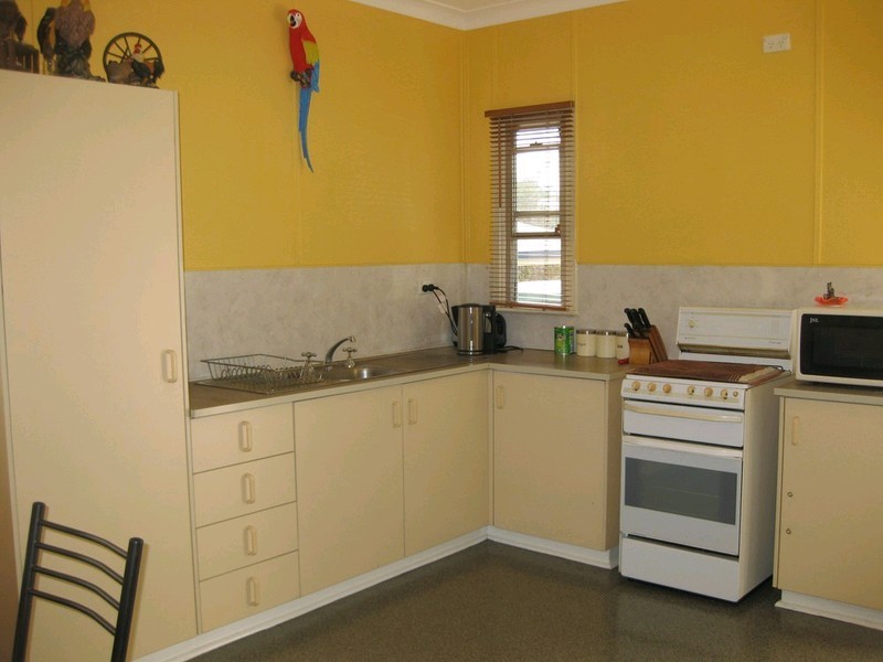 8 Mcnamara Street, Leichhardt QLD 4305