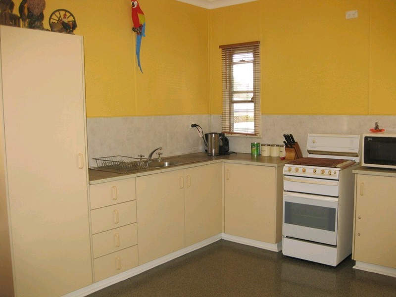 8 Mcnamara Street, Leichhardt QLD 4305