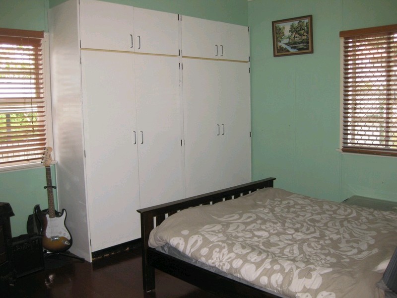 8 Mcnamara Street, Leichhardt QLD 4305