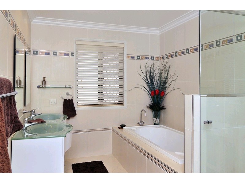 24 Kensington Drive, Flinders View QLD 4305