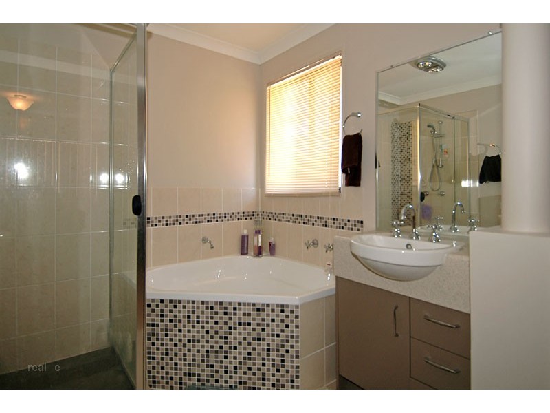 2 Petrie Crescent, Aspley QLD 4034