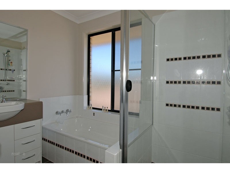 2 Petrie Crescent, Aspley QLD 4034