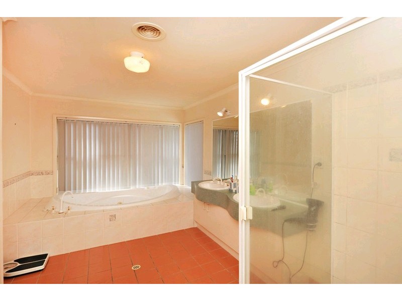 2 Jondel Close, Bridgeman Downs QLD 4035