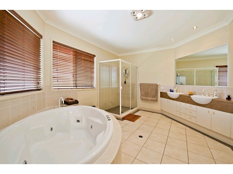 8 Estonia Avenue, Bridgeman Downs QLD 4035