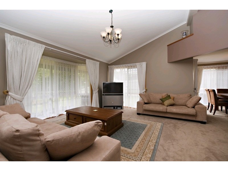 8 Peterson Place, Bridgeman Downs QLD 4035