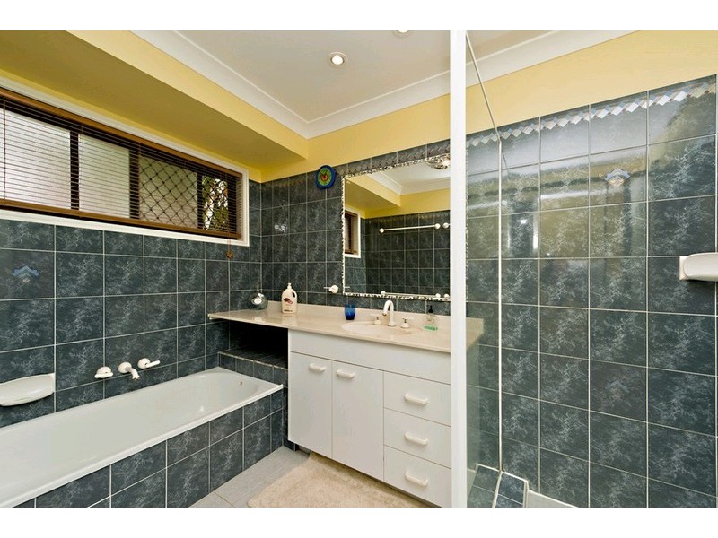 4 Lorenc Place, Bridgeman Downs QLD 4035