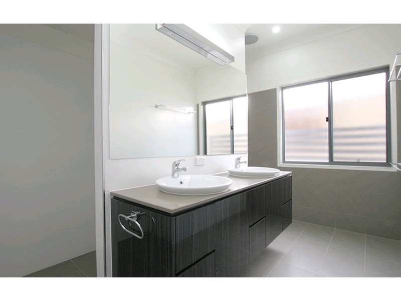 10 Fifth Avenue, Bardon QLD 4065